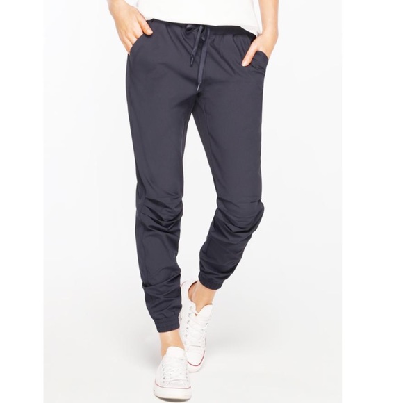 Lorna Jane Pants - LORNA JANE👖Navy 3/4 Pants **NWT**